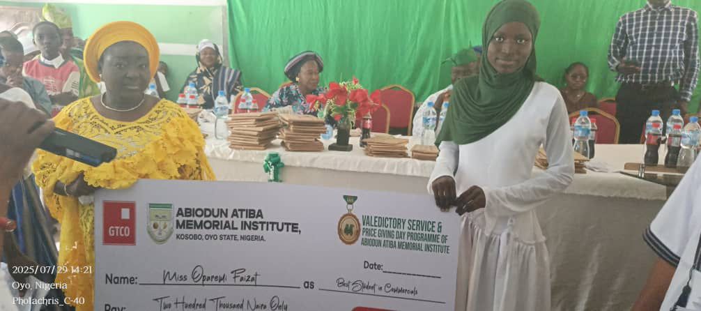 Oyo School Alumnus Awards ₦1M to Top Students, Staff to Promote Education’s Value