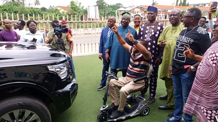 Makinde Gives Fresh FM Chairman, Yinka Ayefele, Brand New Vehicle